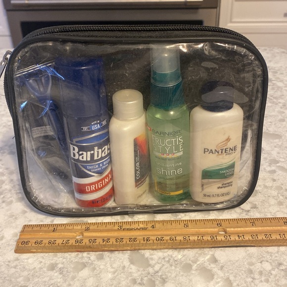 New travel bag with travel size shav. cream,disp razor,shampoo,cond.,shine spray - Picture 3 of 8